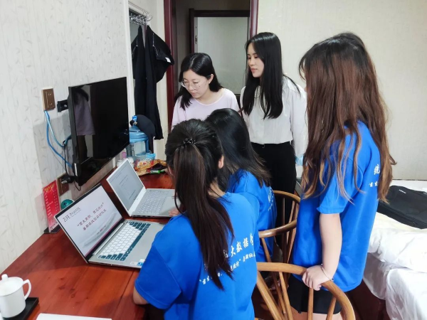 “菌生南阳,豫见统计”暑假实践调研团在桐柏县进行问卷调查